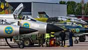 Pilot im Cockpit der Saab Viggen mit weiteren Jets im Hintergrund