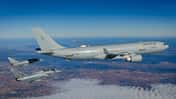 Airbus A330 Spanien im Flug bei der Betankung von zwei Eurofightern