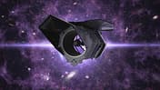 Die Illustration zeigt das NASA Nancy Grace Roman Space Telescope als Rendering vor einem kosmischen Hintergrund. Dargestellt sind der große Teleskoptubus mit Abschirmungen und Blenden, umgeben von stilisiert dargestellten Galaxien und Strukturen des Universums. Die Bilddatei weist es ausdrücklich als NASA-Rendering aus.