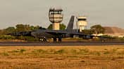 B-52H Stratofortress rollt vor Towergebäude