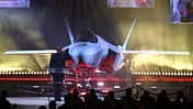 Holger Neumann salutiert beim F-35 Luftwaffe Roll-out