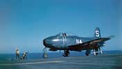North American FJ-1 Fury nach der Landung auf dem Deck eines Flugzeugträgers