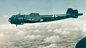 Dornier Do 217 E im Flug über einer Wolkendecke
