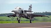 Saab Gripen Brasilien von schräg vorne auf der Runway