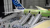 Airbus A380 bei einer Evakuierungsübung mit ausgefahrenen Notrutschen