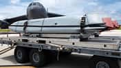 JASSM-Flugkörper auf Transportwagen vor B-52-Bomber